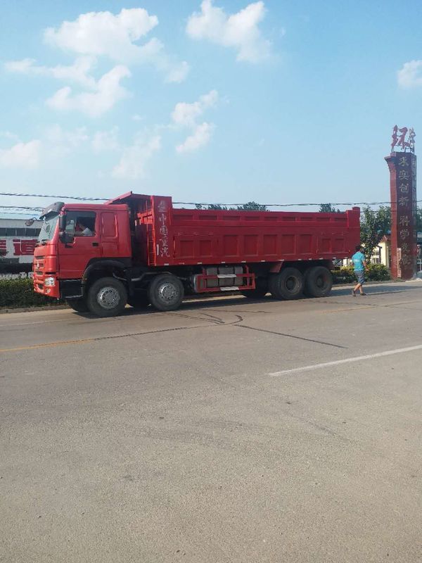 호우 8x4 371hp 50톤 유로 2 운전 중고용 덤프 트럭 사용 된 틱퍼 트럭