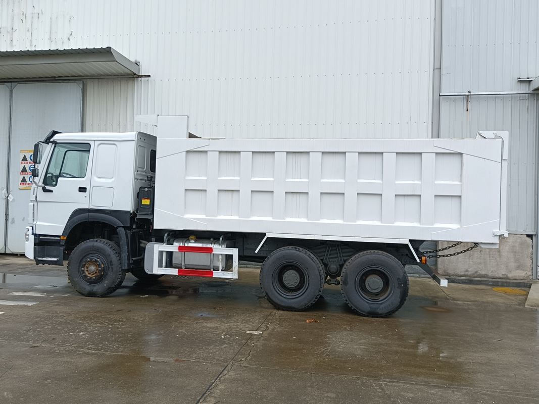 시노 호우 덤프 티퍼 트럭 375HP 유로 3 기계 운송용 중고 드라이브