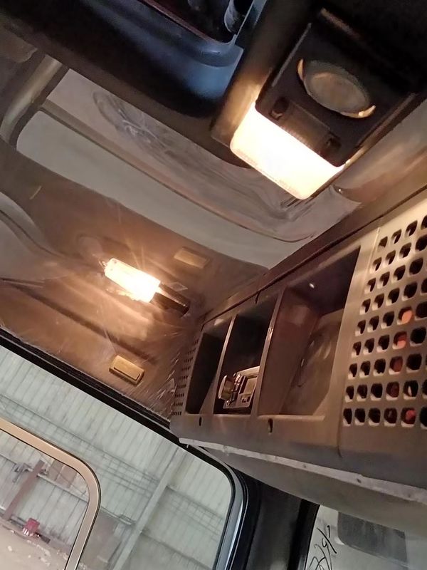 시노 호우 덤프 티퍼 트럭 375HP 유로 3 기계 운송용 중고 드라이브