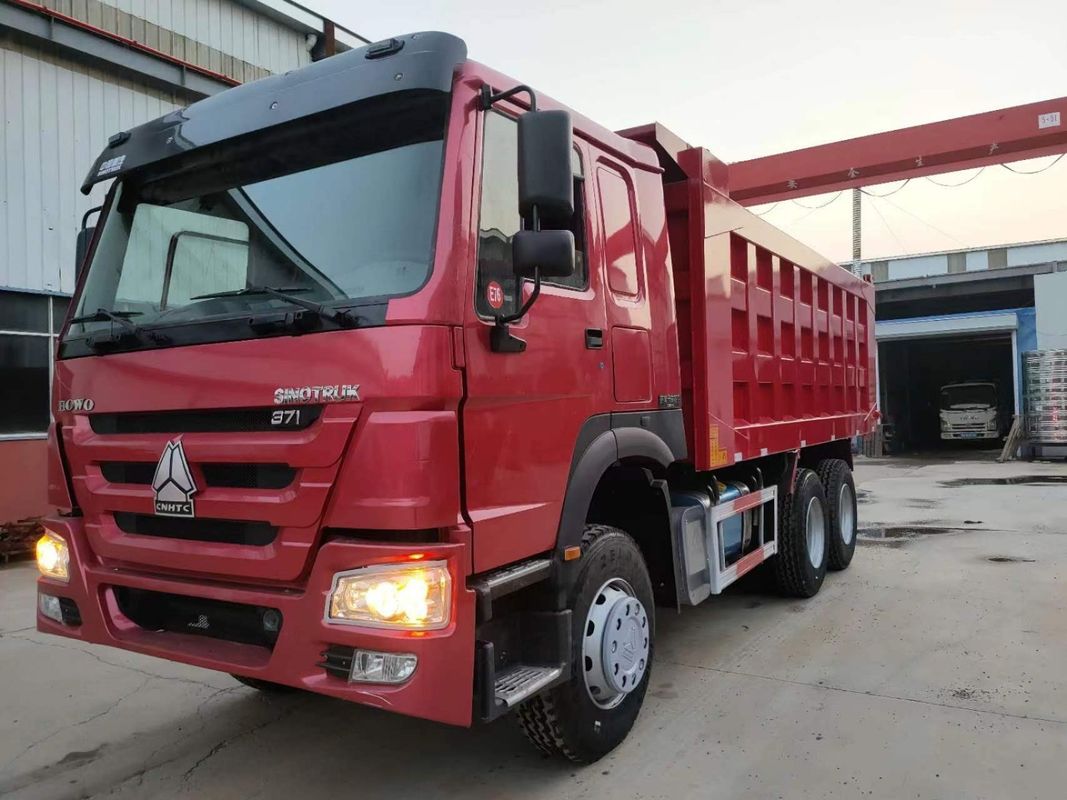 HOWO 6x4 371hp 30 톤 레드 티퍼 트럭 WEICHAI 엔진과 3 승객을 가진 덤프 트럭