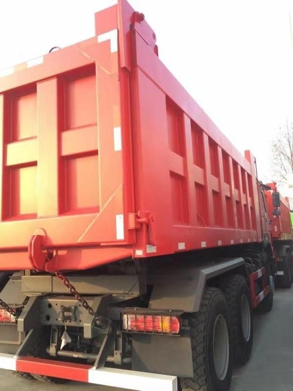 HOWO 6x4 371hp 30 톤 레드 티퍼 트럭 WEICHAI 엔진과 3 승객을 가진 덤프 트럭
