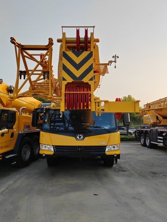 25 톤 사용 된 이동 크레인 QY25K5A 크레인과 트럭 최대 운영 속도 75km/h