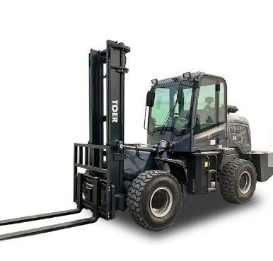 용량 3000kg 사용 된 TDER 4WD 모든 지형 포크리프트 Isuzu 또는 Cummins EPA 엔진