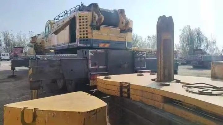 400 톤 QAY400 외관 건설물류를 들어올리는 전지형 망원경 크레인 트럭