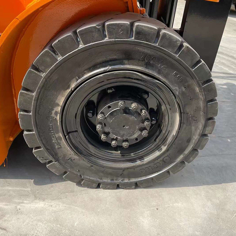 2개의 문이 있는 경주용 반 슬리프 타이어 2500kg 무게의 2.5톤 전기 포크리프트