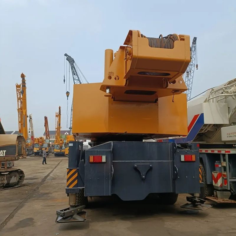 최고 STC1000T 100톤 중량 수압 트럭 크레인 최대 출력 353/1900kW/rpm