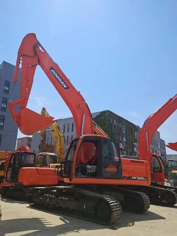 최대 발굴 반지름 10705mm 110kw 좋은 상태 Doosan DX225 LC 크롤러 발굴기