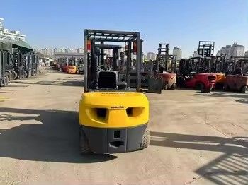 일본에서 사용 된 코마쓰 FD30 3 톤 디젤 포크리프트 4D94LE 엔진 모델