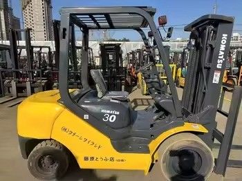 일본에서 사용 된 코마쓰 FD30 3 톤 디젤 포크리프트 4D94LE 엔진 모델
