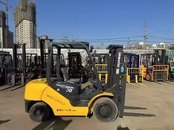 일본에서 사용 된 코마쓰 FD30 3 톤 디젤 포크리프트 4D94LE 엔진 모델