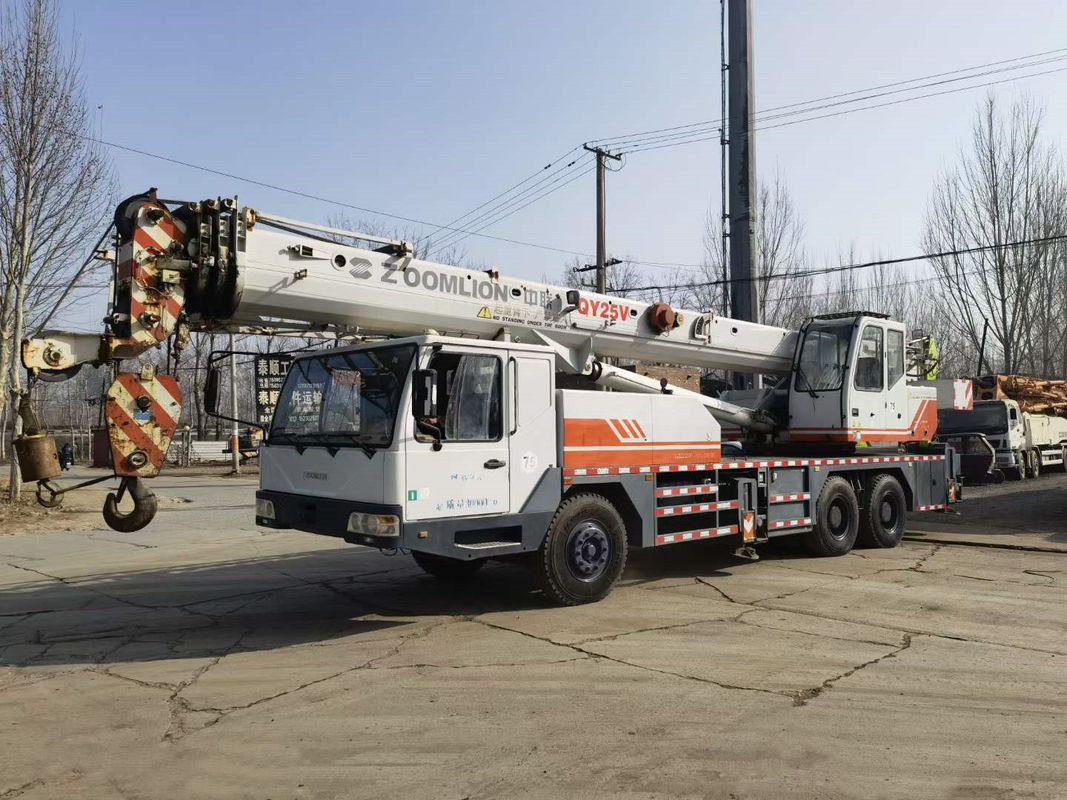 39m QY25V 사용 된 Zoomlion 25톤 트럭 크레인 최대 지점 리프팅 토크 980KN.m