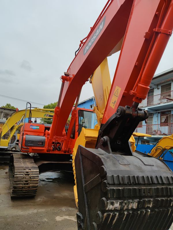 2001-4000 근무 시간 다른 수압 밸브가 있는 사용 된 크롤러 발굴기 Doosan DX225