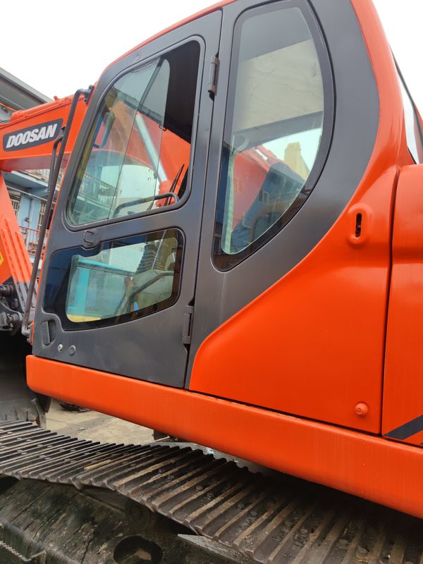 2001-4000 근무 시간 다른 수압 밸브가 있는 사용 된 크롤러 발굴기 Doosan DX225