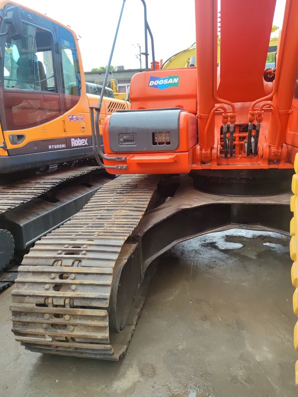 2001-4000 근무 시간 다른 수압 밸브가 있는 사용 된 크롤러 발굴기 Doosan DX225