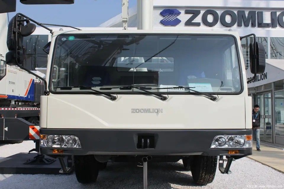 사용 된 Zoomlion 80톤 크레인 트럭 x3000 최대. 들어올림 높이 42.3M 작업 시간 2001-4000