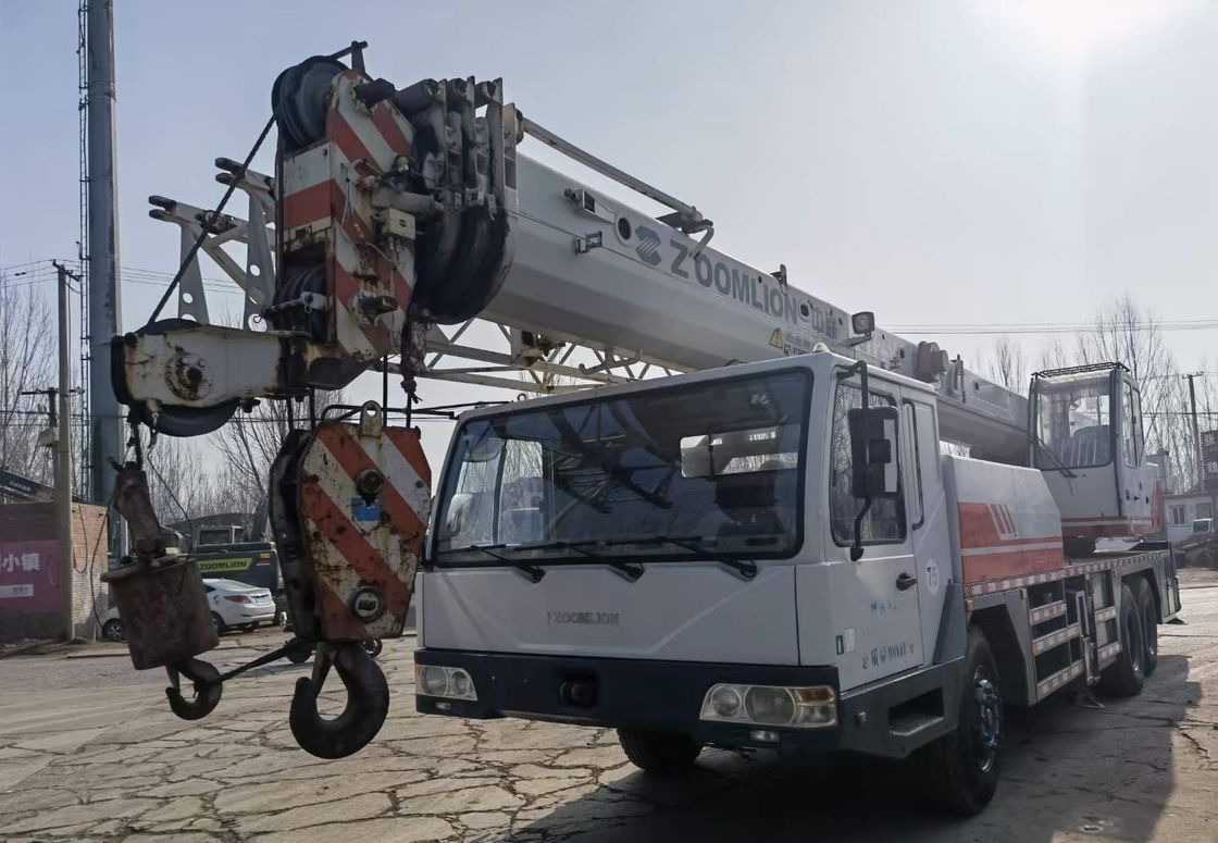 사용 된 Zoomlion 80톤 크레인 트럭 x3000 최대. 들어올림 높이 42.3M 작업 시간 2001-4000