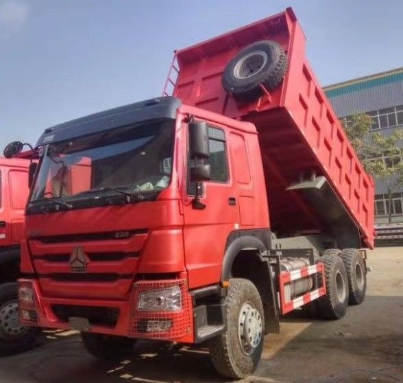 5600mm*2300mm*1500mm 화물 탱크 6X4 사용 된 틱퍼 트럭 371HP 25tons HOWO 덤프 트럭