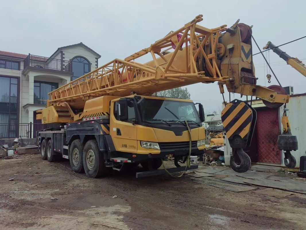 야외 건축물 YUCHAI 엔진 80 톤 망원경 팔 크레인 트럭으로 들어올림