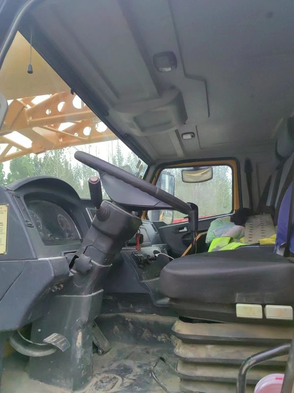 야외 건축물 YUCHAI 엔진 80 톤 망원경 팔 크레인 트럭으로 들어올림