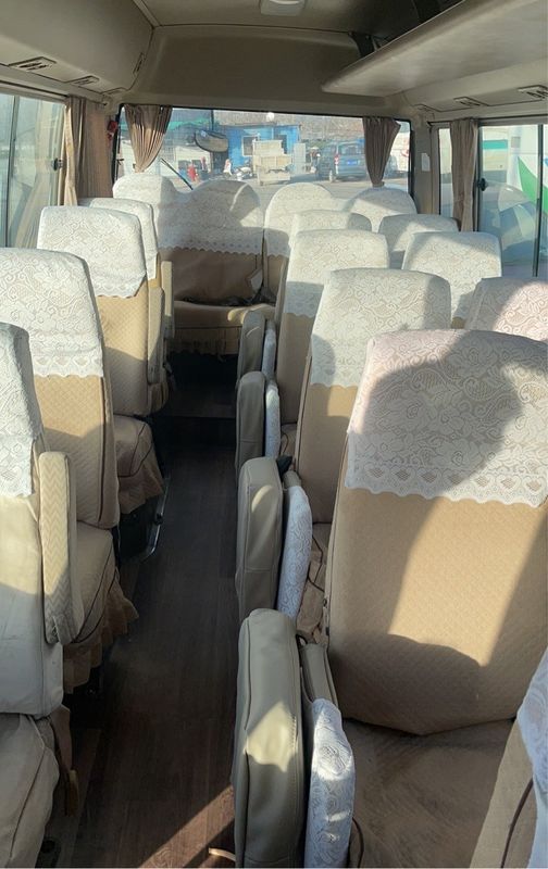 좌측 운전과 터보 충전 엔진이 있는 토요 타 코스터 버스