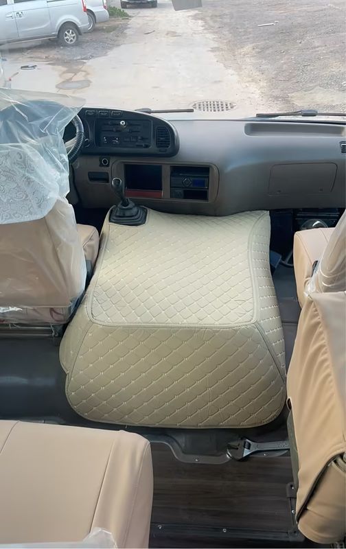 좌측 운전과 터보 충전 엔진이 있는 토요 타 코스터 버스