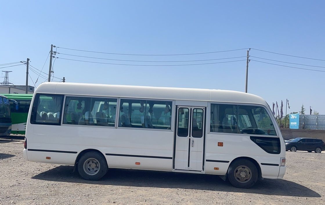 유로 3 배출량 및 수동 변속기와 함께 사용 된 토요타 코스터 버스 좋은 상태