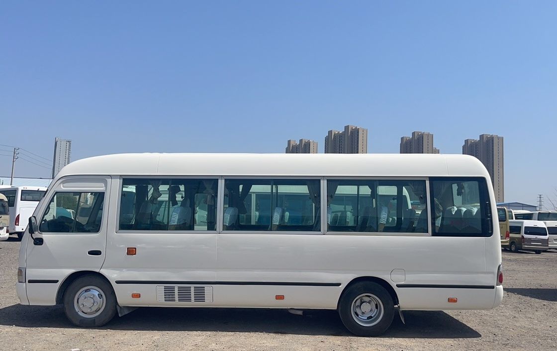유로 3 배출량 및 수동 변속기와 함께 사용 된 토요타 코스터 버스 좋은 상태