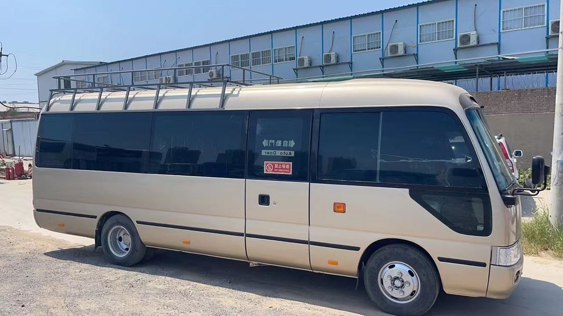 일본에서 사용 된 토요타 코스터 버스 30 좌석 1HZ 엔진과 9.00R20 타이어