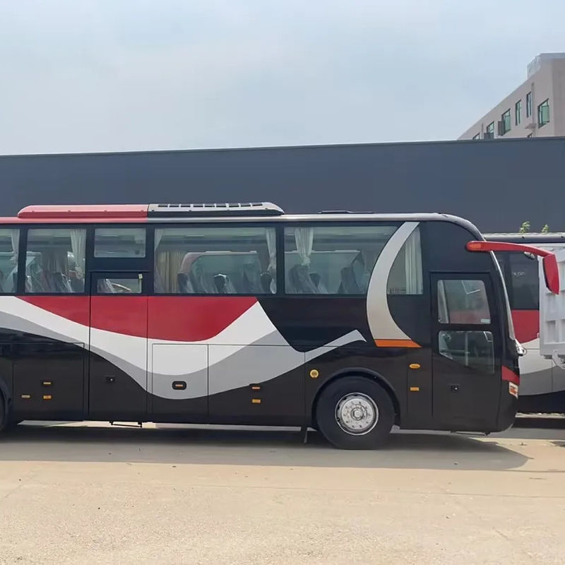 후면 엔진과 56000km의 낮은 마일리지를 가진 완벽한 47석 코치 버스를 우리의
