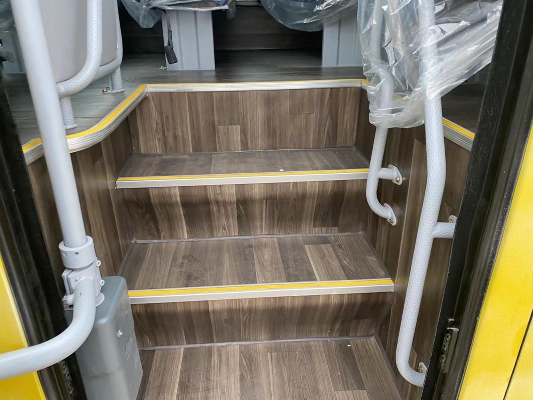 에어 서스펜션 65 좌석 중고용 중국 RHD 럭셔리 코치 버스 니스 2017-2019 개조