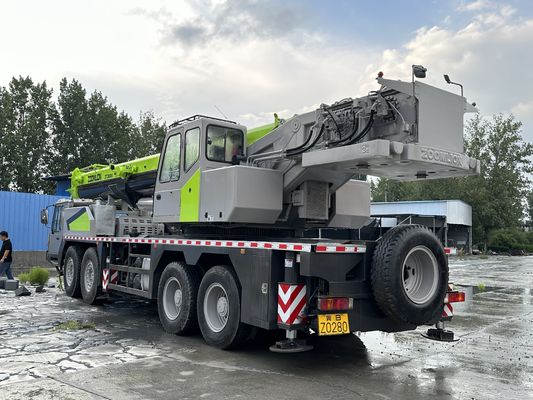 줌라인 ZTC800V 사용중인 80톤 트럭 크레인 80000kg 무게 8기통 디젤 엔진
