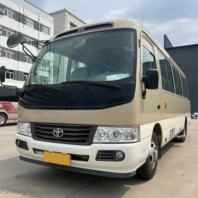 좌측 운전 수동 변속기와 소재가 있는 30석 토요타 코스터 미니버스
