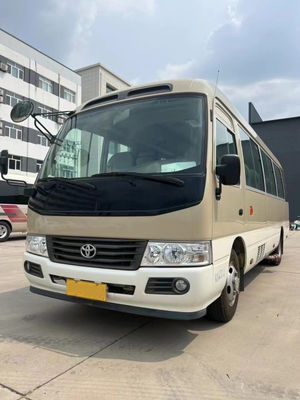 좌측 운전 수동 변속기와 소재가 있는 30석 토요타 코스터 미니버스