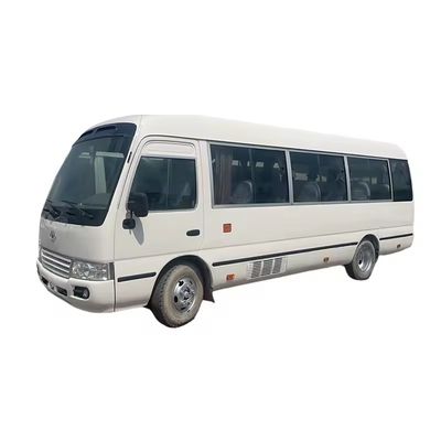 좌측 운전과 터보 충전 엔진이 있는 토요 타 코스터 버스