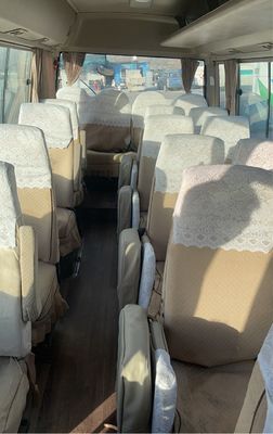 좌측 운전과 터보 충전 엔진이 있는 토요 타 코스터 버스