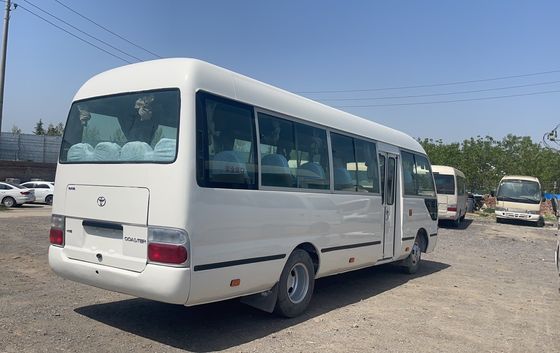 유로 3 배출량 및 수동 변속기와 함께 사용 된 토요타 코스터 버스 좋은 상태