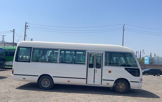 유로 3 배출량 및 수동 변속기와 함께 사용 된 토요타 코스터 버스 좋은 상태