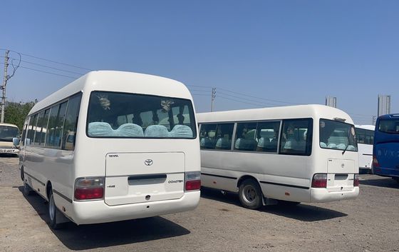 유로 3 배출량 및 수동 변속기와 함께 사용 된 토요타 코스터 버스 좋은 상태